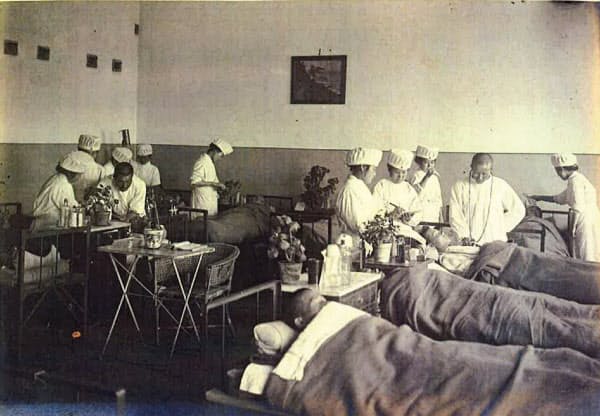 ウラジオストクにあった浦潮陸軍病院第五病棟の感染症病室(大正期、しょうけい館蔵)