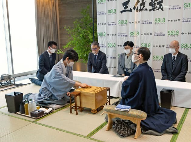将棋の第61期王位戦の第1局で木村一基王位(手前右)と対局する藤井聡太七段(同左)(1日午前、愛知県豊橋市のホテル、日本将棋連盟提供)=共同