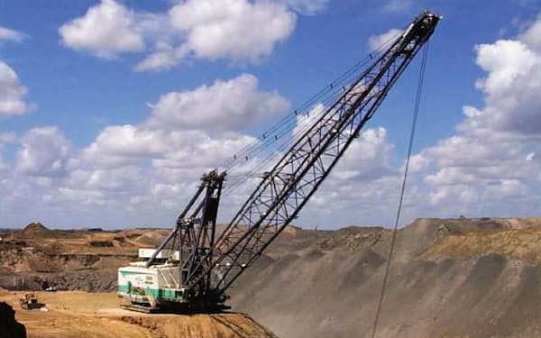 三菱商事が出資するオーストラリアの原料炭鉱山では無人ダンプの導入など効率運営に力を入れる