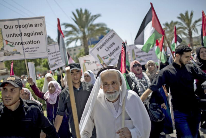 イスラエルのパレスチナ自治区一部併合に反対するガザ地区の住民ら(1日)=AP イスラエルのパレスチナ自治区一部併合に反対するガザ地区の住民ら(1日)=AP