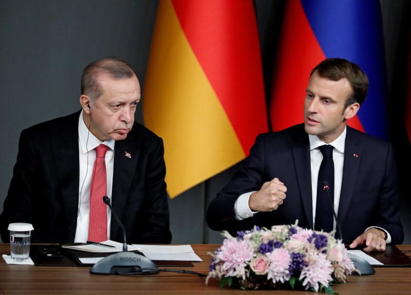 フランスとトルコの関係が悪化している(写真は2018年、マクロン仏大統領(右)とトルコのエルドアン大統領)=ロイター フランスとトルコの関係が悪化している(写真は2018年、マクロン仏大統領(右)とトルコのエルドアン大統領)=ロイター