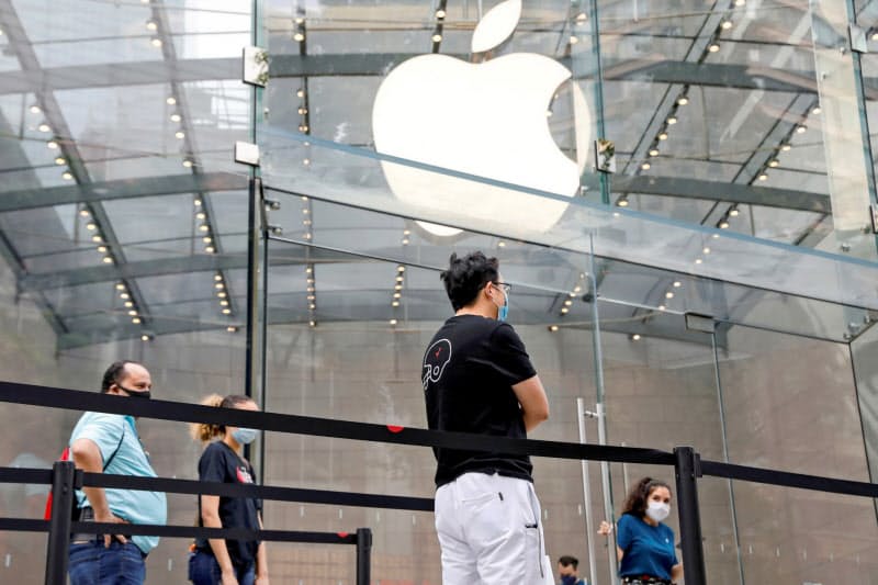 コロナ感染者の増加を受け、アップルは米ロサンゼルスなどの30店舗を2日に追加閉鎖する(写真はイメージ)=ロイター コロナ感染者の増加を受け、アップルは米ロサンゼルスなどの30店舗を2日に追加閉鎖する(写真はイメージ)=ロイター