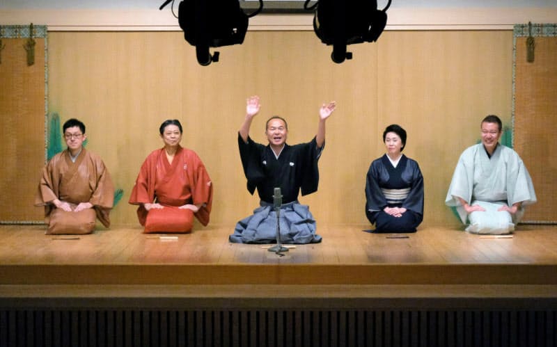 手を振る上方落語協会の笑福亭仁智会長(1日、大阪市の天満天神繁昌亭)=代表撮影 手を振る上方落語協会の笑福亭仁智会長(1日、大阪市の天満天神繁昌亭)=代表撮影