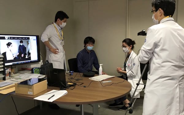 名古屋大医学部のオンライン講義では神経内科の模擬診療の様子を医学生らにリアルタイムで配信する