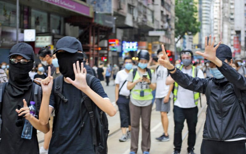 香港の繁華街コーズウェイベイからワンチャイまでデモ行進する市民ら(1日)=共同 香港の繁華街コーズウェイベイからワンチャイまでデモ行進する市民ら(1日)=共同