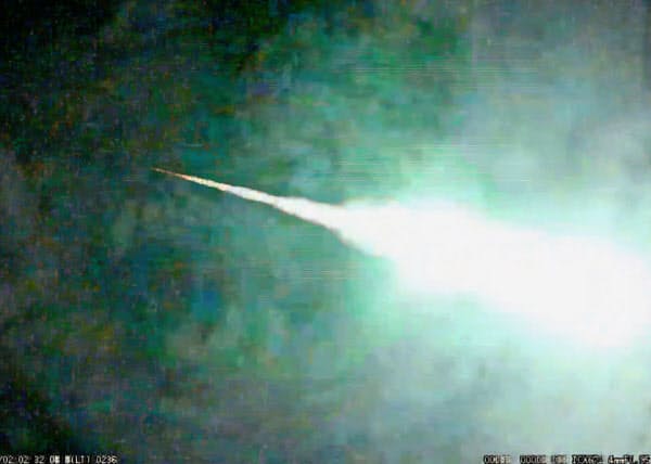 平塚市博物館の藤井大地さんが神奈川県平塚市で撮影した火球。左から右に流れた(2日)=共同