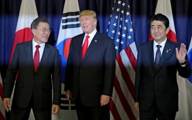 日韓や米韓の対立は日米韓の安保協力に悪影響を与える（左から韓国の文大統領、トランプ米大統領、安倍首相）=ロイター