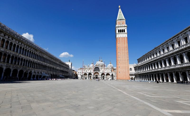 「水の都」と呼ばれる世界有数のイタリアの観光都市ベネチアは閑散としている=ロイター 「水の都」と呼ばれる世界有数のイタリアの観光都市ベネチアは閑散としている=ロイター