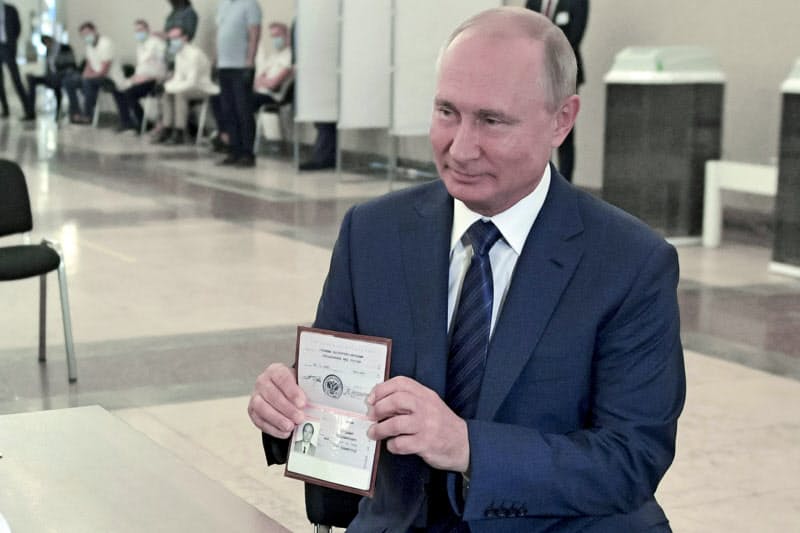 1日、投票所を訪れ、身分証明書を見せるプーチン大統領(AP=共同) 1日、投票所を訪れ、身分証明書を見せるプーチン大統領(AP=共同)