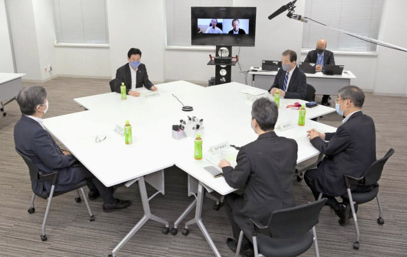 新型コロナウイルス感染症対策の検証会議の初会合であいさつする西村経財相(左上)、その右は黒川清委員長(1日午前) 新型コロナウイルス感染症対策の検証会議の初会合であいさつする西村経財相(左上)、その右は黒川清委員長(1日午前)