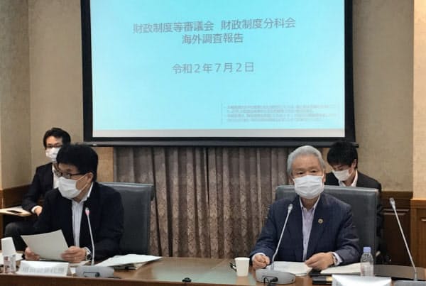 財政制度等審議会分科会に出席した榊原会長(右)と増田会長代理(2日、財務省)