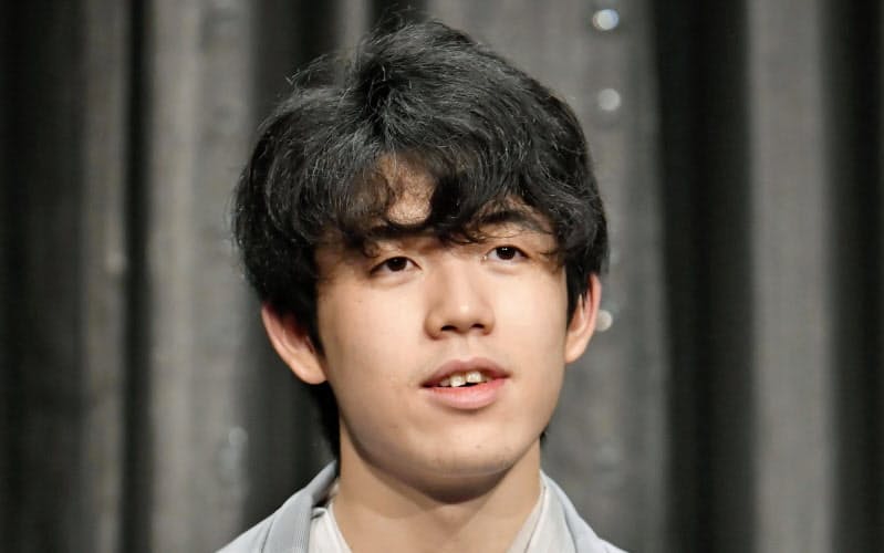 将棋の第61期王位戦第1局で先勝し、記者会見する藤井聡太七段(2日午後、愛知県豊橋市)=共同 将棋の第61期王位戦第1局で先勝し、記者会見する藤井聡太七段(2日午後、愛知県豊橋市)=共同
