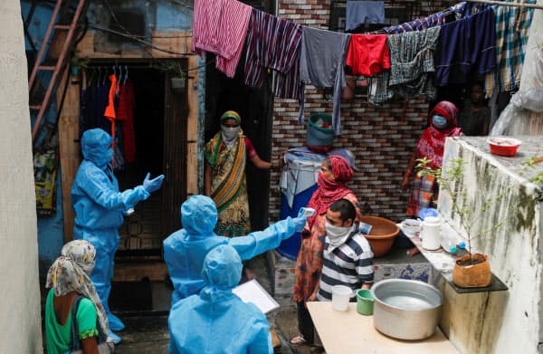 インドでは貧民街で感染が拡大している(ムンバイ)=ロイター