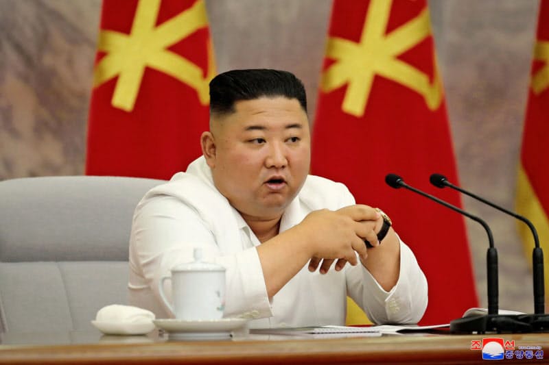 2日の党政治局拡大会議に出席した金正恩氏=朝鮮中央通信・ロイター 2日の党政治局拡大会議に出席した金正恩氏=朝鮮中央通信・ロイター