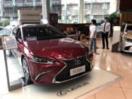 トヨタ自動車の中国での6月の新車販売は、新型「カローラ」や高級車ブランド「レクサス」などが堅調だった(広東省広州市の販売店) トヨタ自動車の中国での6月の新車販売は、新型「カローラ」や高級車ブランド「レクサス」などが堅調だった(広東省広州市の販売店)