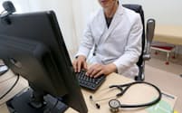 オンライン診療をする医師（東京都内）。規制が緩和され、利用が広がっている