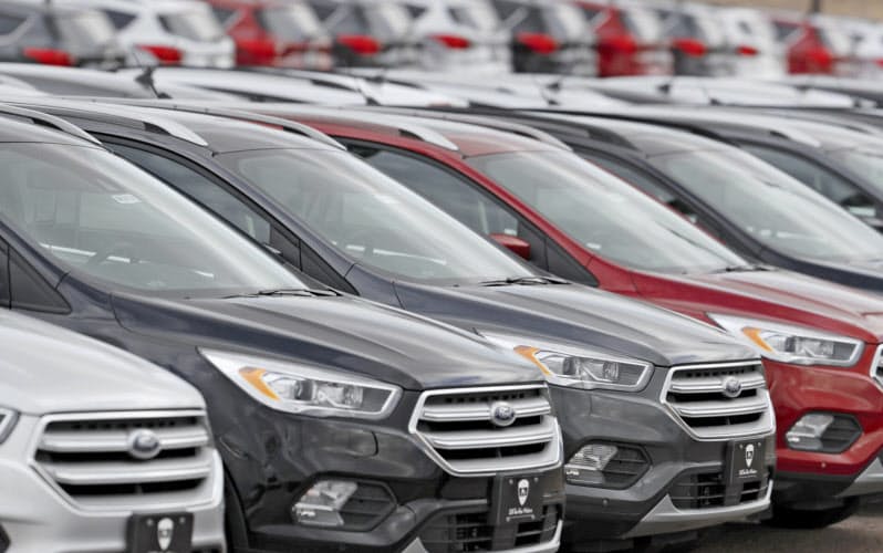 米国で新車販売の値引きの原資となる奨励金が増加している(コロラド州のフォードの販売店)=AP 米国で新車販売の値引きの原資となる奨励金が増加している(コロラド州のフォードの販売店)=AP