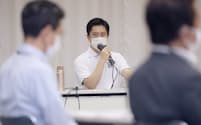 大阪府新型コロナウイルス対策本部会議であいさつする吉村知事（3日、大阪市中央区）