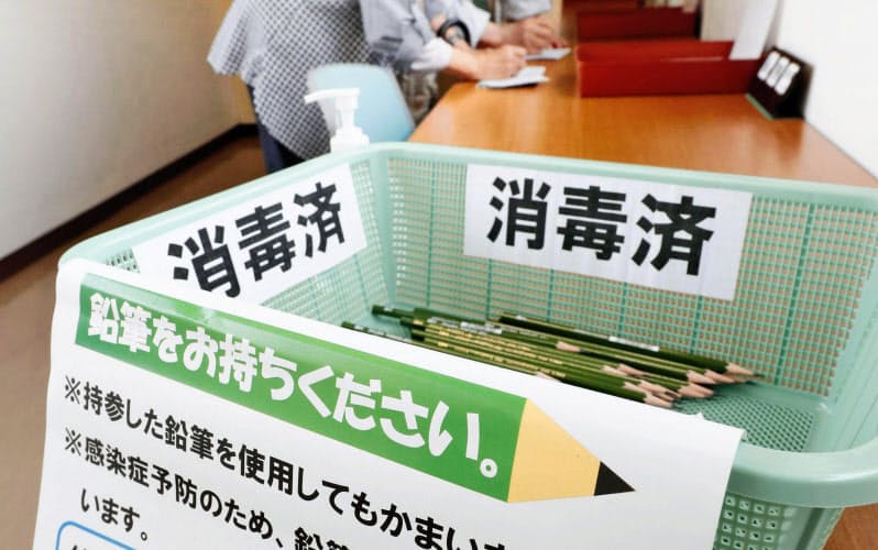 新型コロナウイルス感染防止のため、東京都知事選の期日前投票所に置かれた消毒済みの鉛筆(東京都江戸川区役所)=共同 新型コロナウイルス感染防止のため、東京都知事選の期日前投票所に置かれた消毒済みの鉛筆(東京都江戸川区役所)=共同