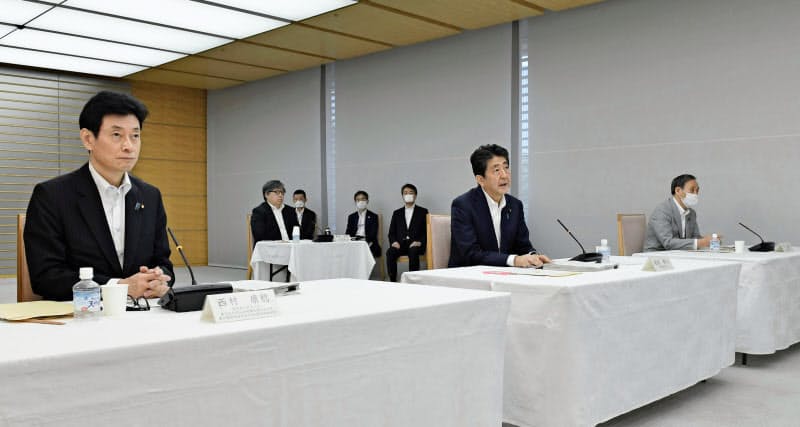 未来投資会議に出席した(手前左から)西村経済再生相、安倍首相、菅官房長官(3日午後、首相官邸)=共同 未来投資会議に出席した(手前左から)西村経済再生相、安倍首相、菅官房長官(3日午後、首相官邸)=共同