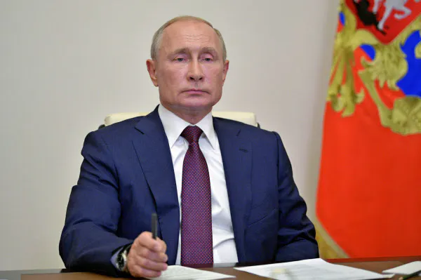 プーチン氏は改憲作業部会とのテレビ会議で領土の割譲禁止条項の意義を強調した(3日、モスクワ郊外)=ロイター