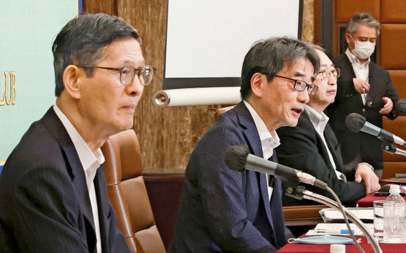 記者会見する新型コロナウイルス感染症対策専門家会議の(手前から)尾身茂副座長、脇田隆字座長ら(6月24日、東京・内幸町の日本記者クラブ)=共同 記者会見する新型コロナウイルス感染症対策専門家会議の(手前から)尾身茂副座長、脇田隆字座長ら(6月24日、東京・内幸町の日本記者クラブ)=共同