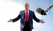 3日、独立記念日を祝う花火大会に向かうトランプ米大統領(メリーランド州)=ロイター 3日、独立記念日を祝う花火大会に向かうトランプ米大統領(メリーランド州)=ロイター