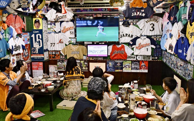 プロ野球公式戦が開幕した6月19日、東京・神田の居酒屋でテレビ観戦するファン。解説と実況がかみ合えばファンもより楽しめるはずだ=共同 プロ野球公式戦が開幕した6月19日、東京・神田の居酒屋でテレビ観戦するファン。解説と実況がかみ合えばファンもより楽しめるはずだ=共同
