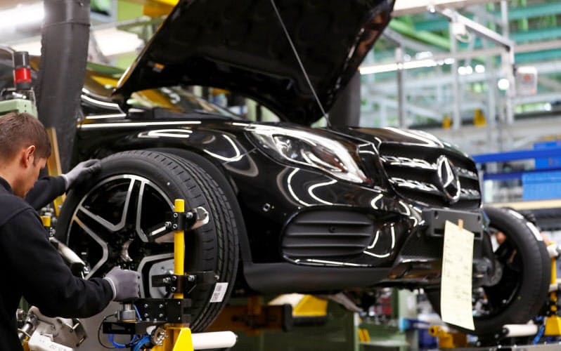 メルセデスを生産するダイムラーは現在も世界首位の高級車メーカーだ=ロイター メルセデスを生産するダイムラーは現在も世界首位の高級車メーカーだ=ロイター