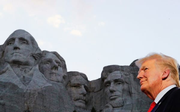 3日、トランプ米大統領はリンカーン氏ら歴代大統領4人の肖像を背に演説に臨んだ（中西部サウスダコタ州）=ロイター