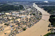 球磨川が氾濫し、水に漬かった熊本県人吉市の市街地(4日午前11時49分)=共同通信社ヘリから 球磨川が氾濫し、水に漬かった熊本県人吉市の市街地(4日午前11時49分)=共同通信社ヘリから