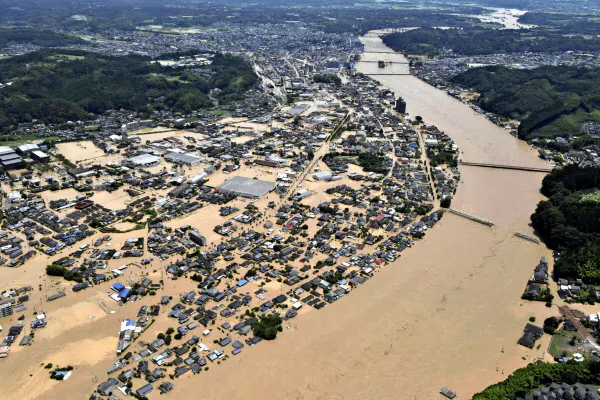 球磨川が氾濫し、水に漬かった熊本県人吉市の市街地(4日午前11時49分)=共同通信社ヘリから