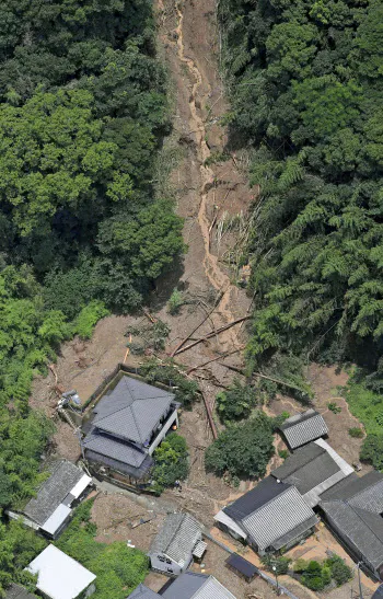 熊本県芦北町の土砂崩れ現場(4日午後0時5分=共同通信社ヘリから