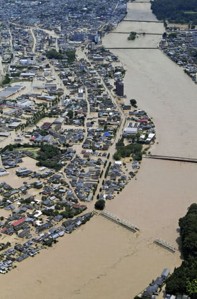 熊本県人吉市で氾濫した球磨川(4日午前11時49分)=共同