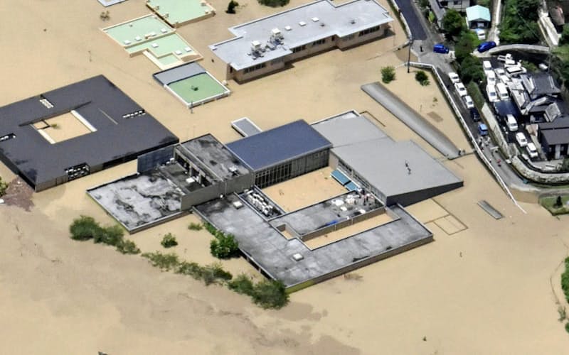 豪雨で球磨川が氾濫し、浸水した特別養護老人ホーム「千寿園」(4日午前、熊本県球磨村)=共同 豪雨で球磨川が氾濫し、浸水した特別養護老人ホーム「千寿園」(4日午前、熊本県球磨村)=共同