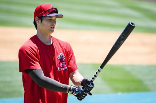 バットを手にするエンゼルス・大谷(4日、アナハイム)=球団提供・共同