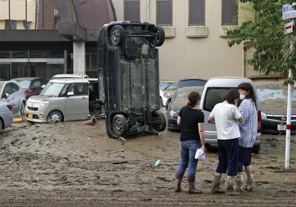 豪雨の影響で流された車(5日午前6時40分、熊本県人吉市)=共同