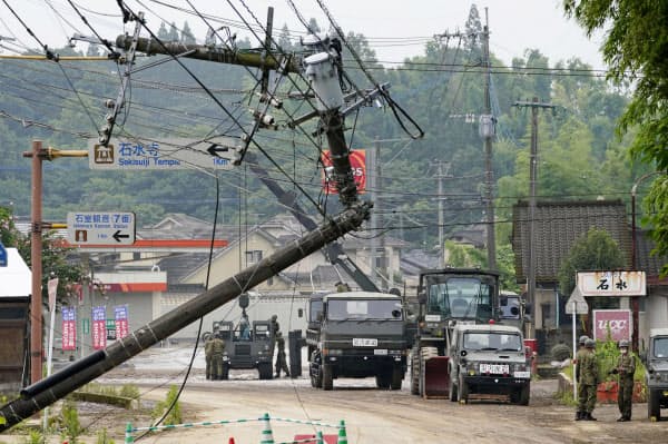 豪雨による被害を受けた熊本県球磨村に集まった自衛隊の車両(5日午前7時38分)=共同