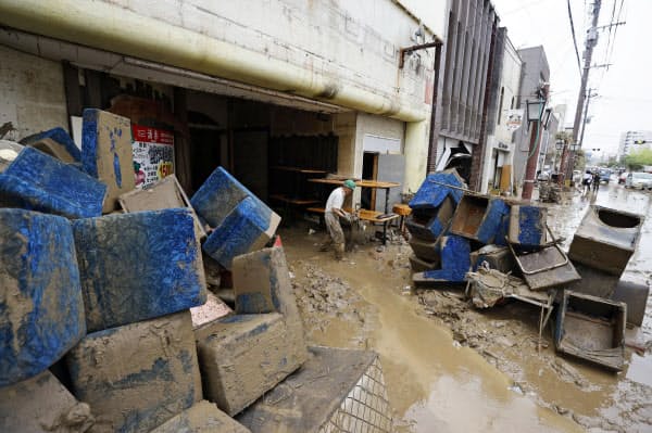 レストランから運び出された椅子や机(5日午前10時3分、熊本県人吉市)=共同
