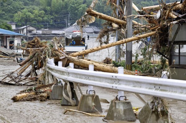 熊本県球磨村で住宅地に流れ込んだがれき(5日午前10時24分)=共同