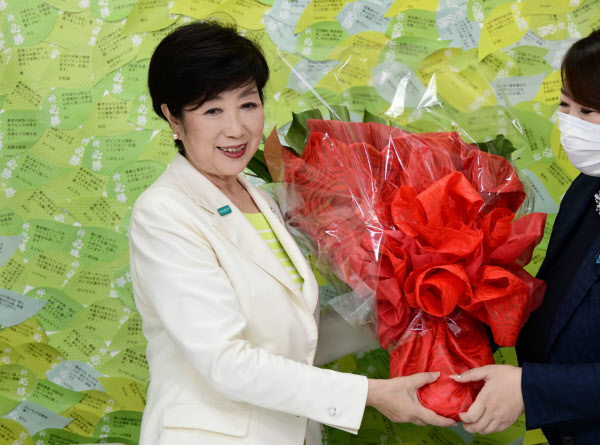 2期目の重責感じる 都知事選 再選の小池氏 日本経済新聞