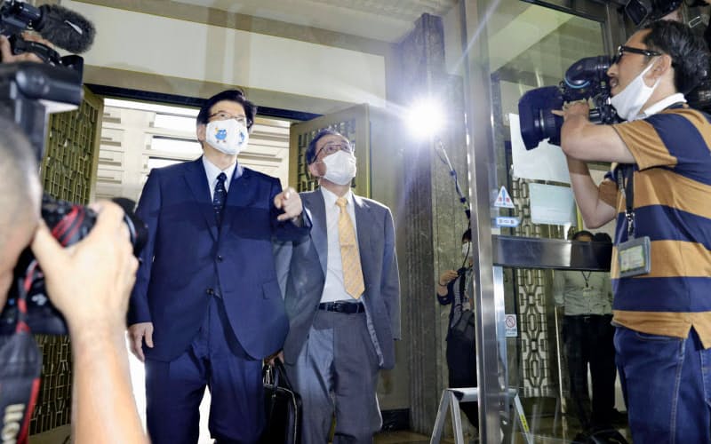 リニア中央新幹線建設について会談するため静岡県庁に到着し、川勝平太知事(左)と会場に向かうJR東海の金子慎社長(6月26日午後)=共同 リニア中央新幹線建設について会談するため静岡県庁に到着し、川勝平太知事(左)と会場に向かうJR東海の金子慎社長(6月26日午後)=共同