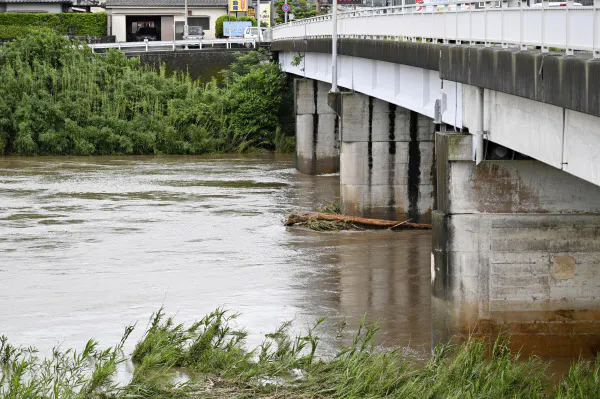 増水した鹿児島県南さつま市の万之瀬川(6日午前)=共同