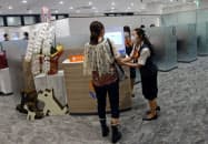 西日本シティ銀行の志免支店(福岡県志免町)では常駐するコンシェルジュが顧客にあったサービスを紹介する 西日本シティ銀行の志免支店(福岡県志免町)では常駐するコンシェルジュが顧客にあったサービスを紹介する