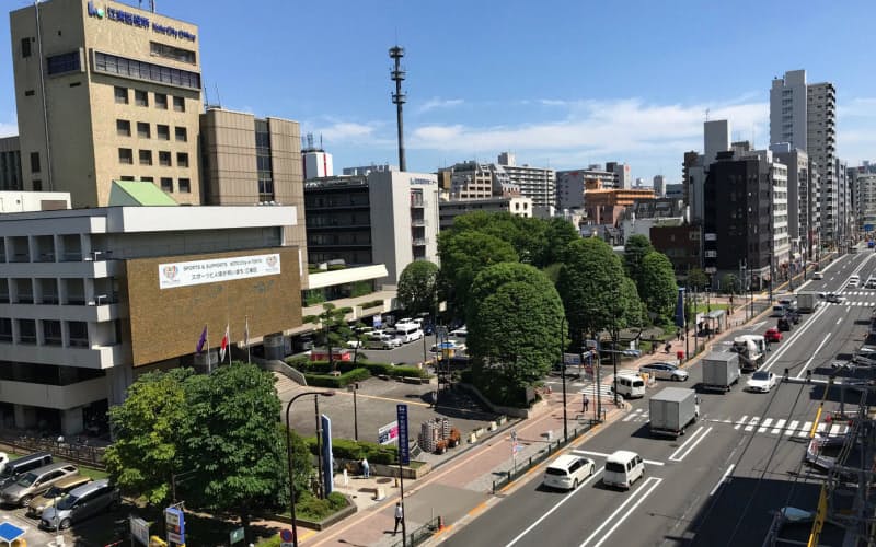 江東区役所(左)が面する四ツ目通りの直下を地下鉄8号線が通る計画になっている 江東区役所(左)が面する四ツ目通りの直下を地下鉄8号線が通る計画になっている