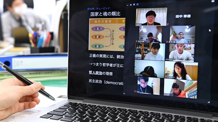 新型コロナ 揺らぐ 学びの保障 デジタル対応 世界に20年遅れ 日本経済新聞