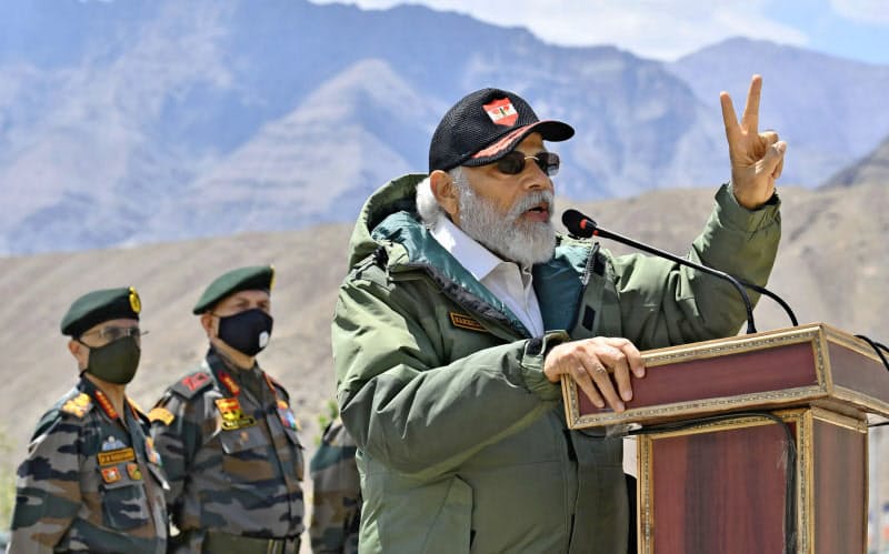 インドのモディ首相は中印両軍の衝突で死者を出した国境係争地域のラダック地方を電撃訪問し、兵士らを前にスピーチした=インド政府報道局提供・AP インドのモディ首相は中印両軍の衝突で死者を出した国境係争地域のラダック地方を電撃訪問し、兵士らを前にスピーチした=インド政府報道局提供・AP