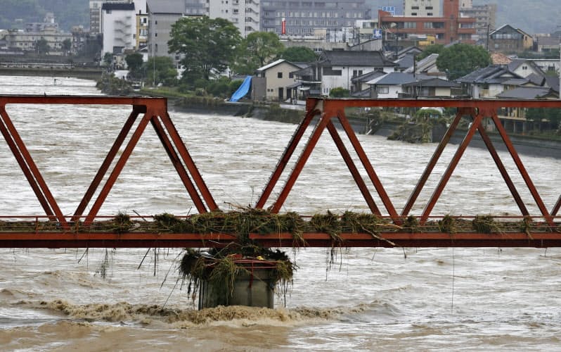 球磨川は豪雨で氾濫した(6日、熊本県人吉市)=共同 球磨川は豪雨で氾濫した(6日、熊本県人吉市)=共同