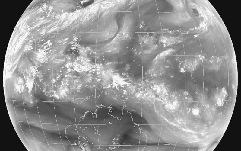 気象衛星の水蒸気画像。白い帯が中国大陸南部から日本に向かうのが見える(2020年7月6日午後5時。気象庁提供) 気象衛星の水蒸気画像。白い帯が中国大陸南部から日本に向かうのが見える(2020年7月6日午後5時。気象庁提供)