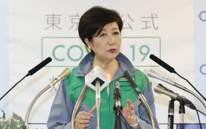 記者会見する小池都知事(6日、都庁) 記者会見する小池都知事(6日、都庁)